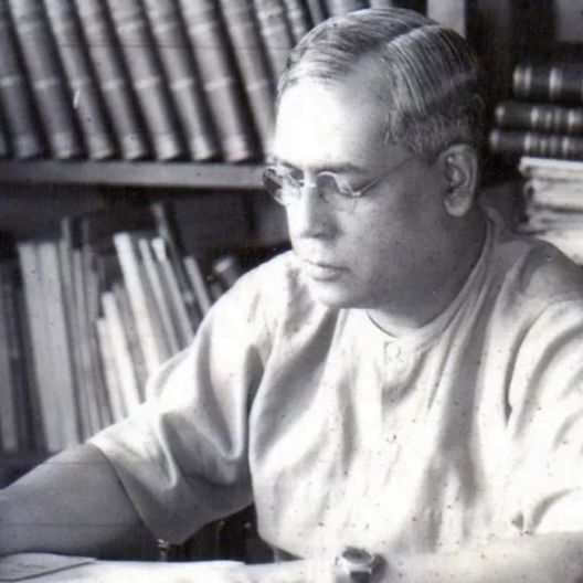 Top 5 Book by Top 5 books written by Ramesh Chandra Majumdar at GMIndia